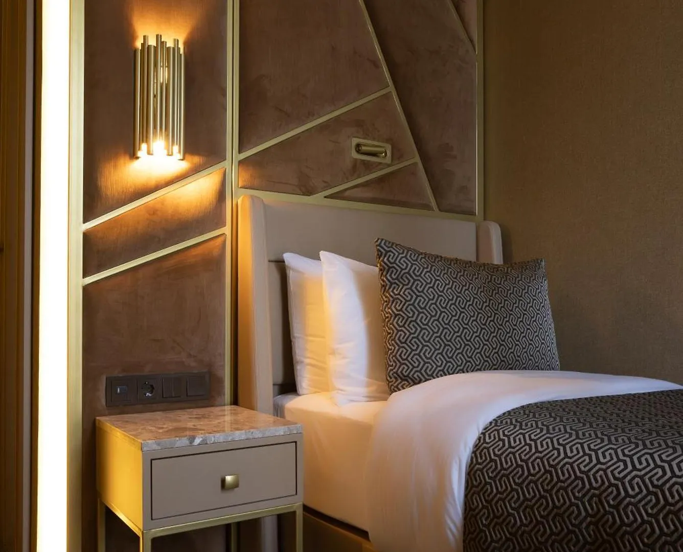 Art Hotel Rotterdam-Fully Renovated 4*, Rotterdam
